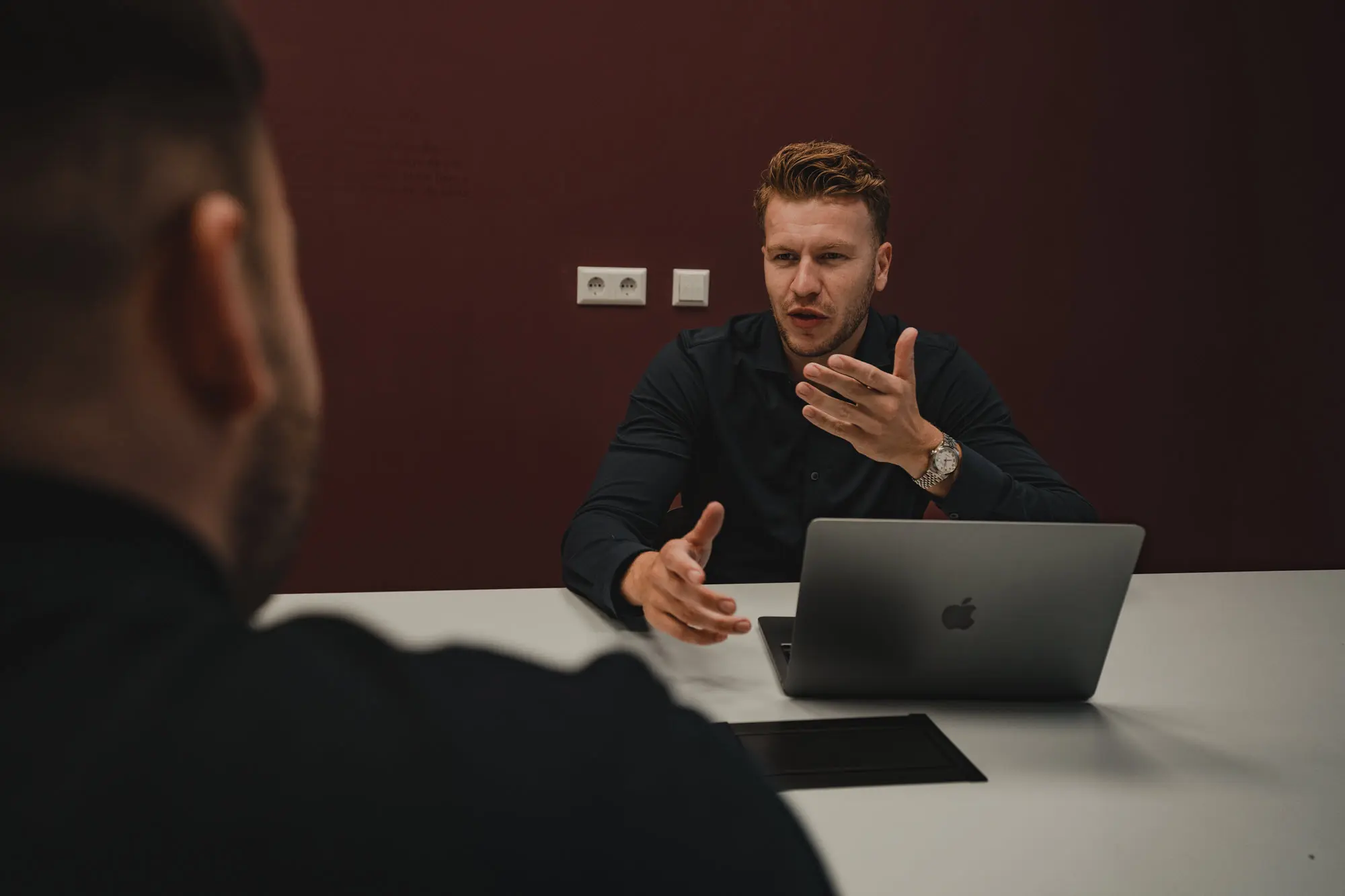 Mark Dimmers in gesprek met een kandidaat