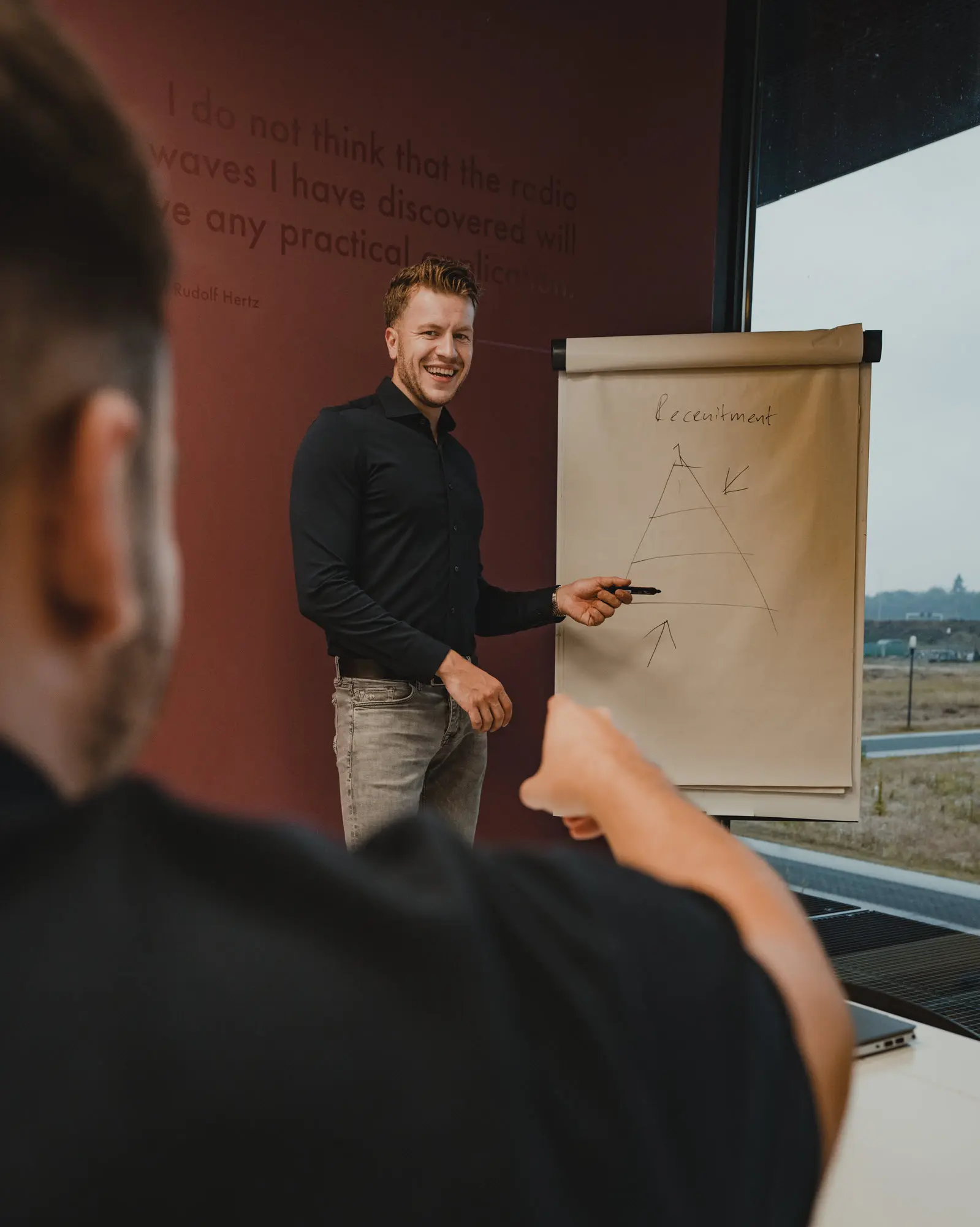 Advies-sessie met opdrachtgever, recruitment-strategie aan tafel